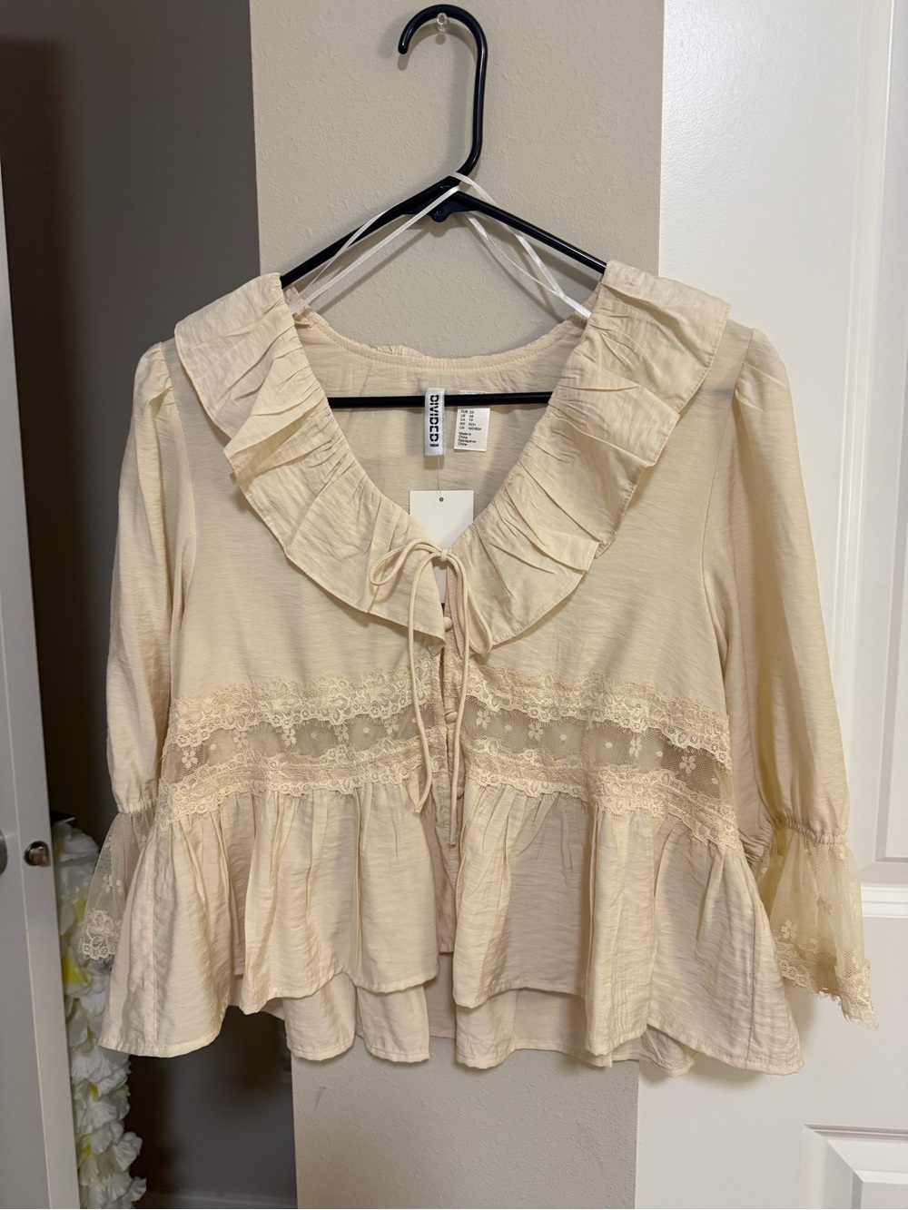 H&M Cream Ruffled Lace Tie-Front Blouse